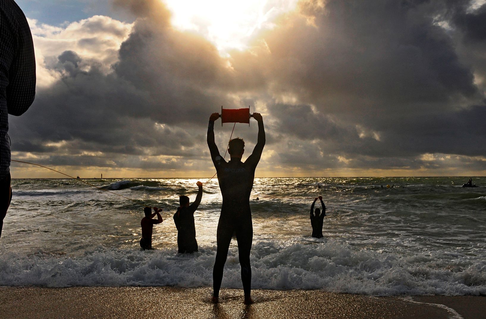 Rettungsschwimmer halten Sicherungsleine in die Nordsee beim Rettungsschwimmercontest Sylt