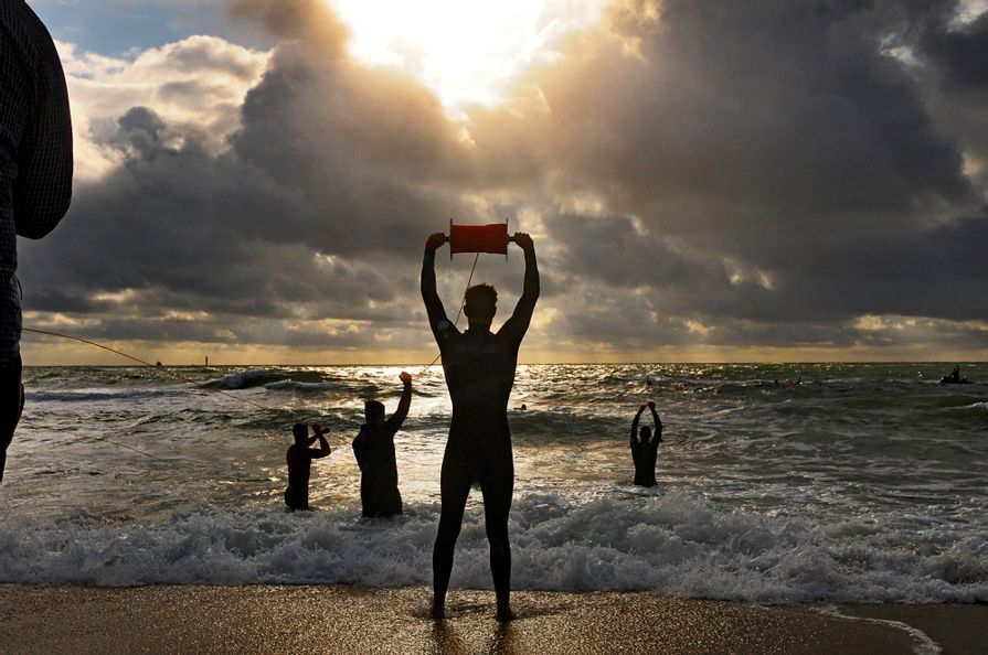 Rettungsschwimmer halten Sicherungsleine in die Nordsee beim Rettungsschwimmercontest Sylt