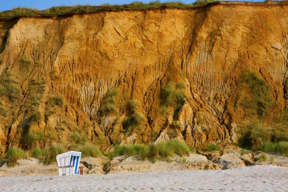 Rotes Kliff mit Strandkorb