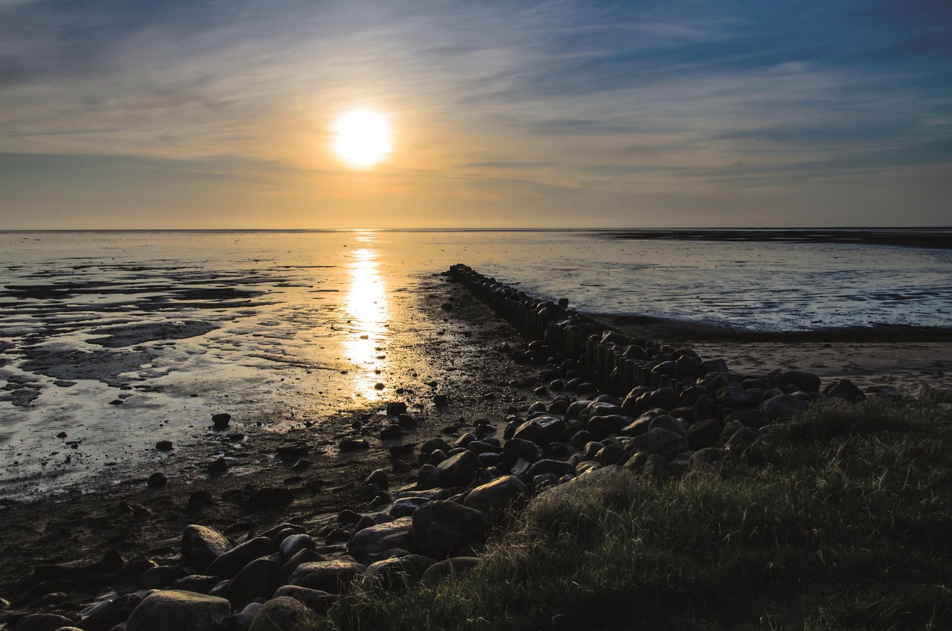 Sonnenaufgang am Wattenmeer mit Lahnung