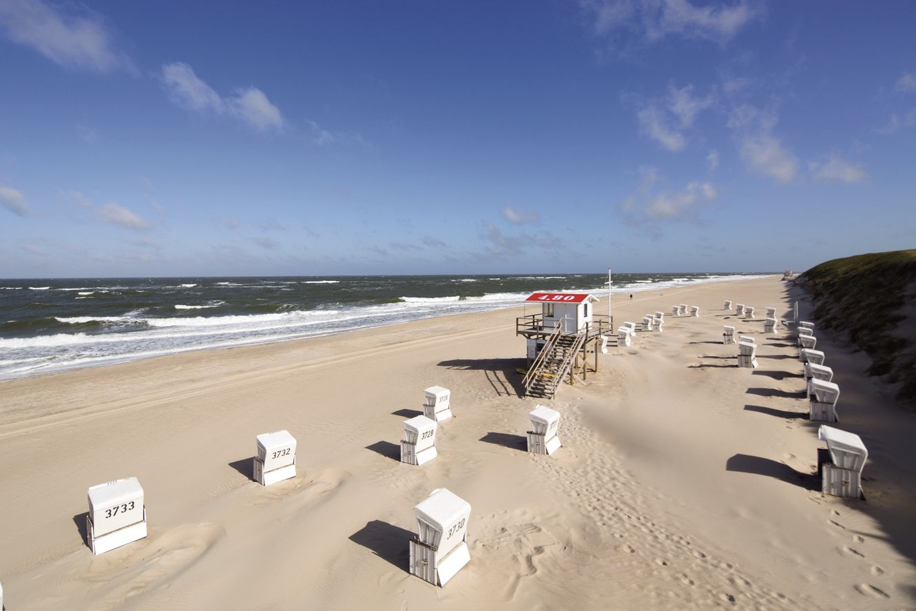 Nordseestrand mit Rettungsschwimmerstand in Westerland auf Sylt