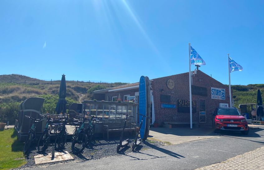 Surfhouse Sylt auf dem Campingplatz Westerland mit Vermietangebot aus dem E-Mobility Center