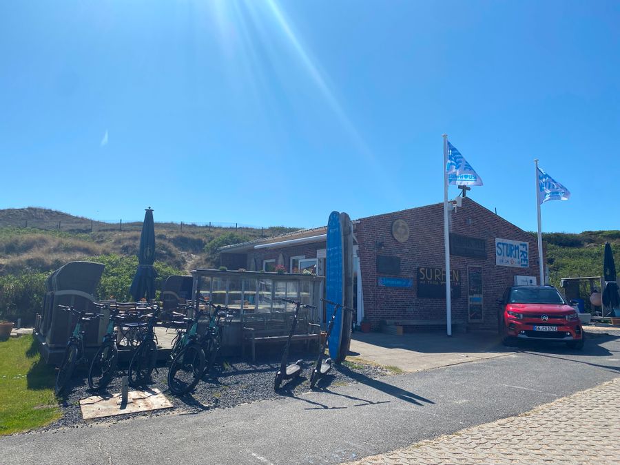 Surfhouse Sylt auf dem Campingplatz Westerland mit Vermietangebot aus dem E-Mobility Center