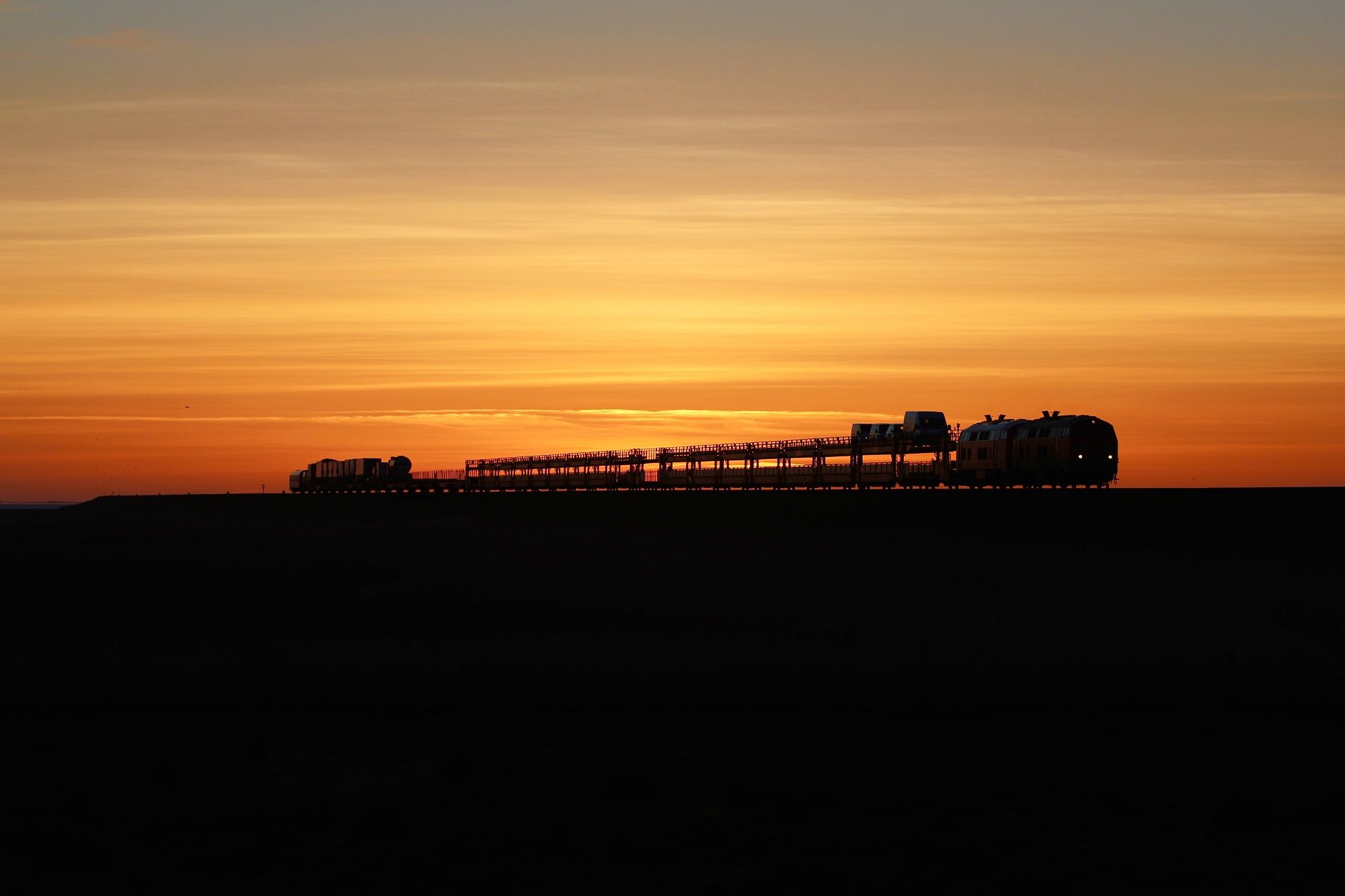 Der DB SyltShuttle im Abendlicht auf dem Bahndamm zwischen Sylt und dem Festland