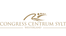 Logo des Congress Centrum Sylt in Westerland: stilisierte Welle mit Fußabdruckeinem Strich und drei Punkten darüber, die Menschen an einem Tisch darstellen sollen - darunter der Schriftzug „Congress Centrum Sylt – Westerland“ in Gold auf hellem Hintergrund.