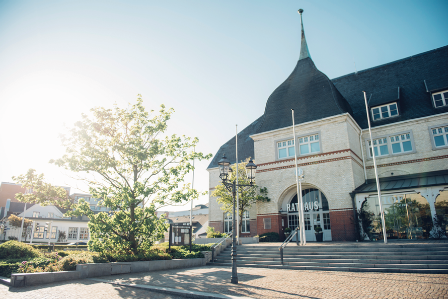 Das Westerländer Rathaus mit Vorplatz in der Mittagssonne