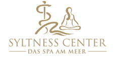 Logo des Syltness Centers – Das Spa am Meer: stilisierte Welle mit einer sitzenden Yoga-Figur und einem Äskulapstab, darunter der Schriftzug „Syltness Center – Das Spa am Meer“ in Gold auf hellem Hintergrund.