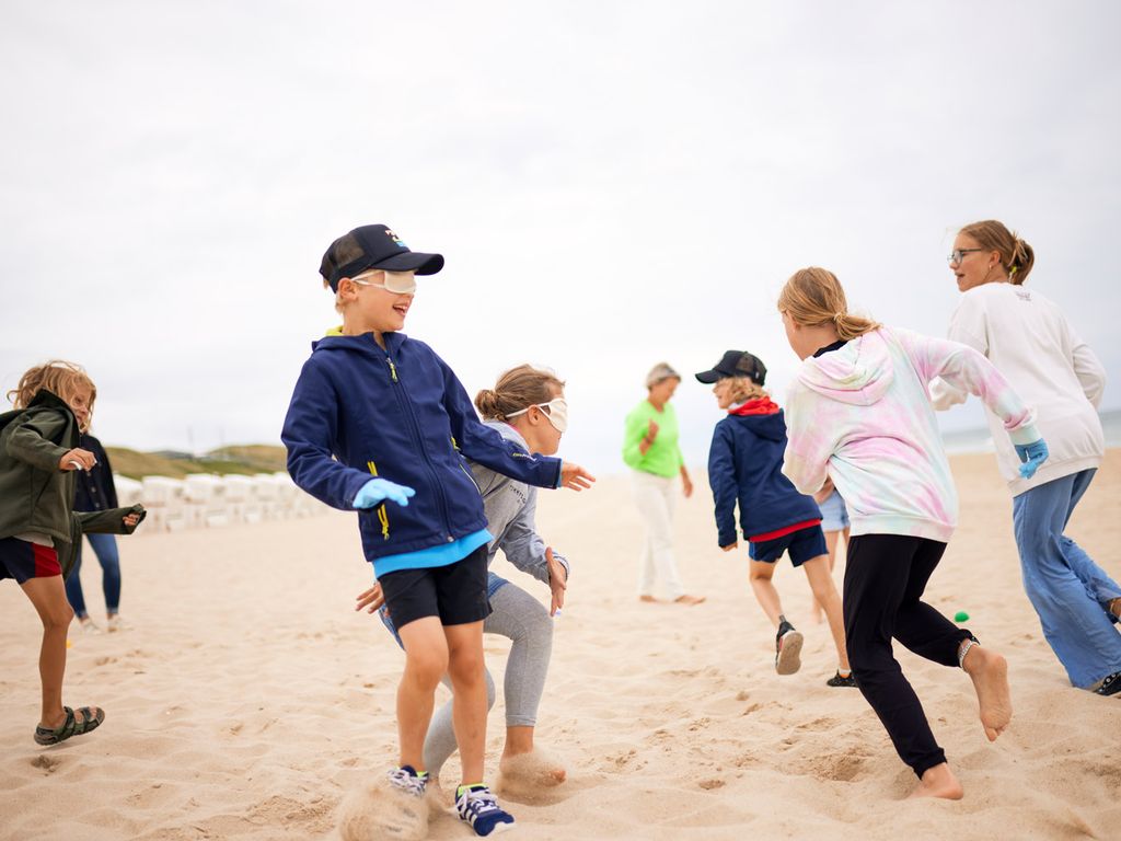 Kinder bei den Spielen für eine plastikfreie Küste mit der Villa Kunterbunt in Westerland auf Sylt