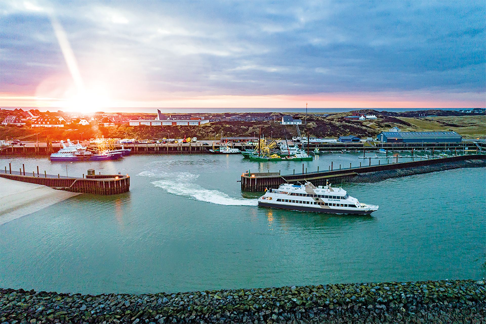 Luftaufnahme zeigt wie die Adler Express aus dem Hörnumer Hafen fährt