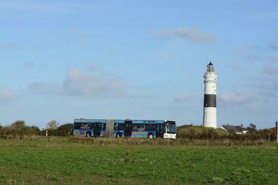 Linienbus der SVG vor dem Kampener Leuchtturm