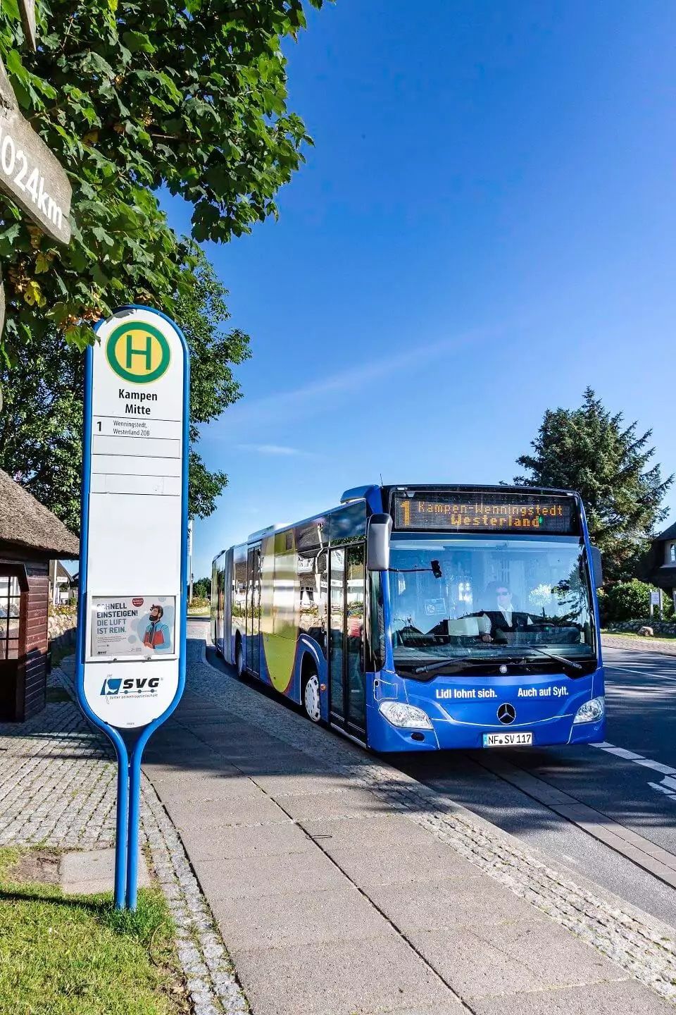 Linienbus an der Bushaltestelle in Kampen