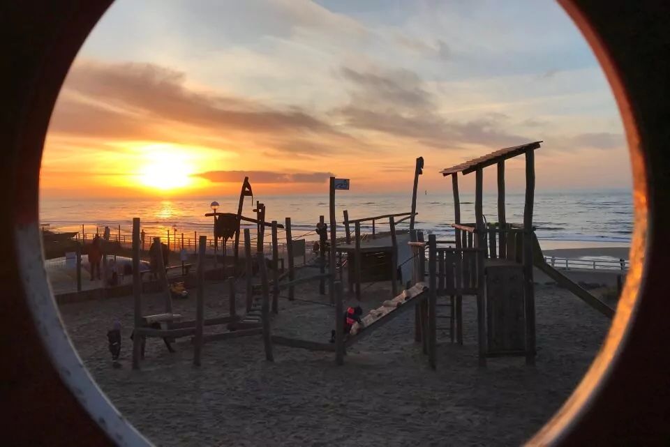 Der Spielplatz der Villa Kunterbunt mit Sonnenuntergang im Hintergrund