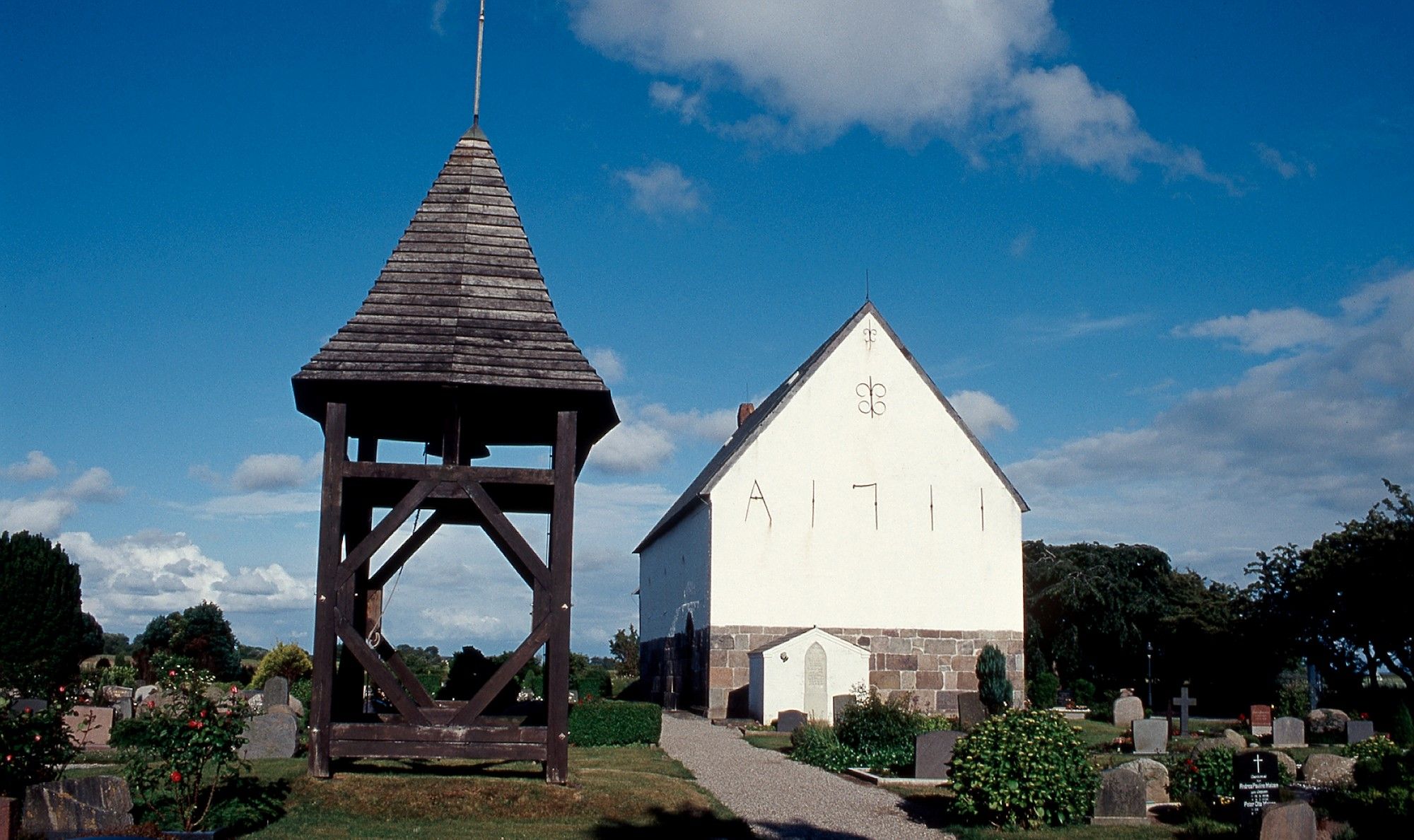 Glockenturm und Kirche St. Martin zu Morsum