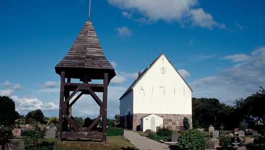 Glockenturm und Kirche St. Martin zu Morsum