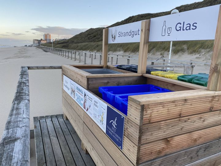 Müllsammelstation mit Strandgutbox an der Himmelsleiter mit Blick auf die Skyline von Westerland