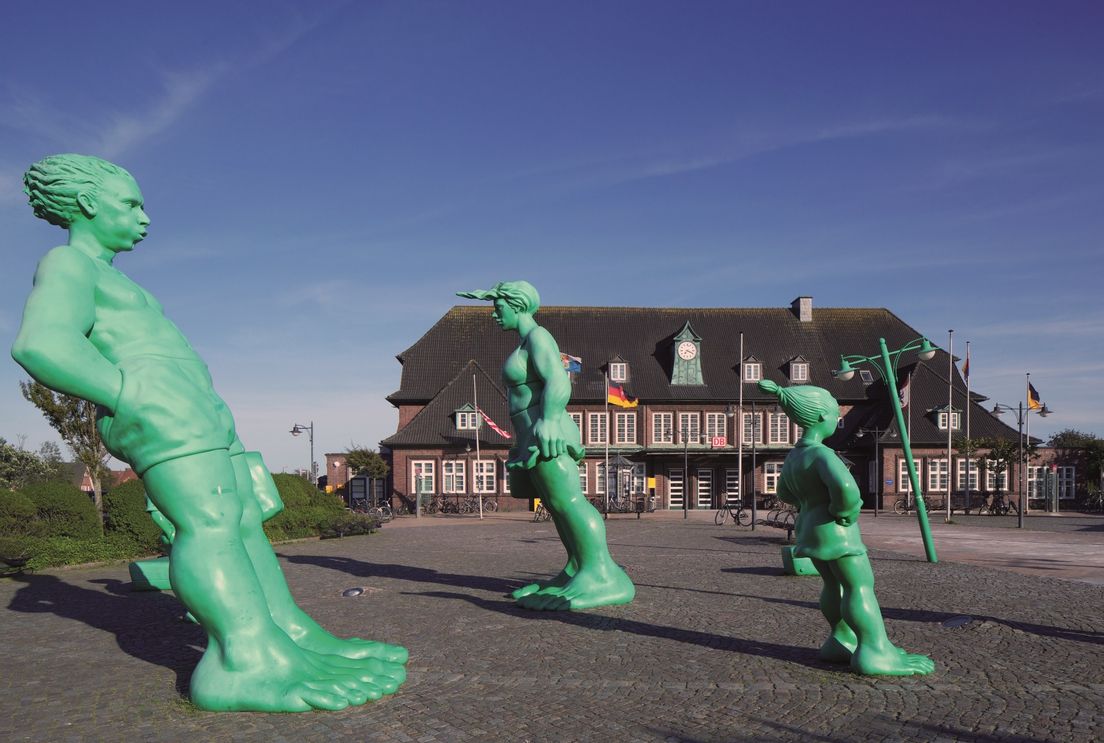 Reisende Riesen vor dem Westerländer Bahnhof