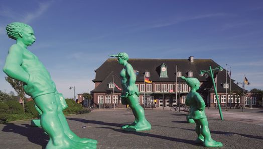 Reisende Riesen vor dem Westerländer Bahnhof