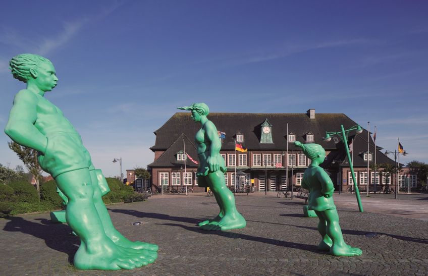 Reisende Riesen vor dem Westerländer Bahnhof