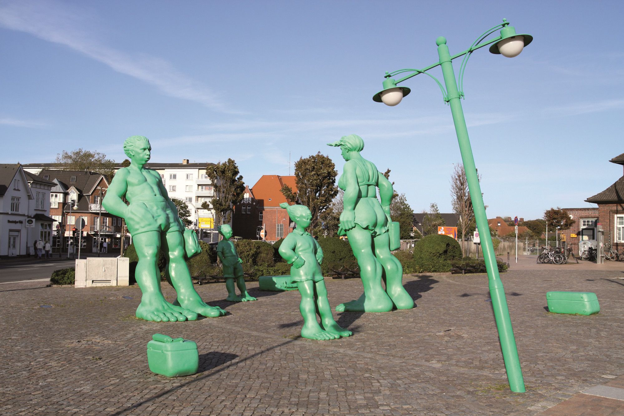 Reisende Riesen Bahnhofsvorplatz Westerland auf Sylt