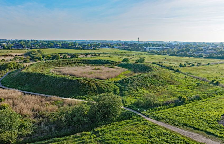 Drohnenaufnahme der Tinnum-Burg - im Hintergrund Tinnum