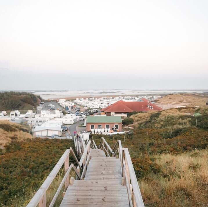 Unterkunft Campingplatz Westerland zwischen den Dünen auf Sylt direkt am Meer passend zum internationalem Tag des Surfens