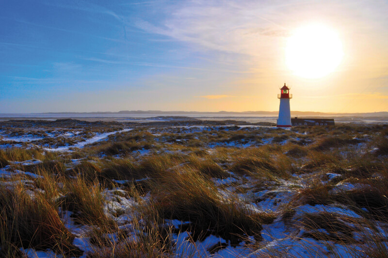 Führt Schiffe sicher durchs Lister tief und ist Deutschlands nördlichstes Gebäude: Der Leuchtturm List West am Ellenbogen.