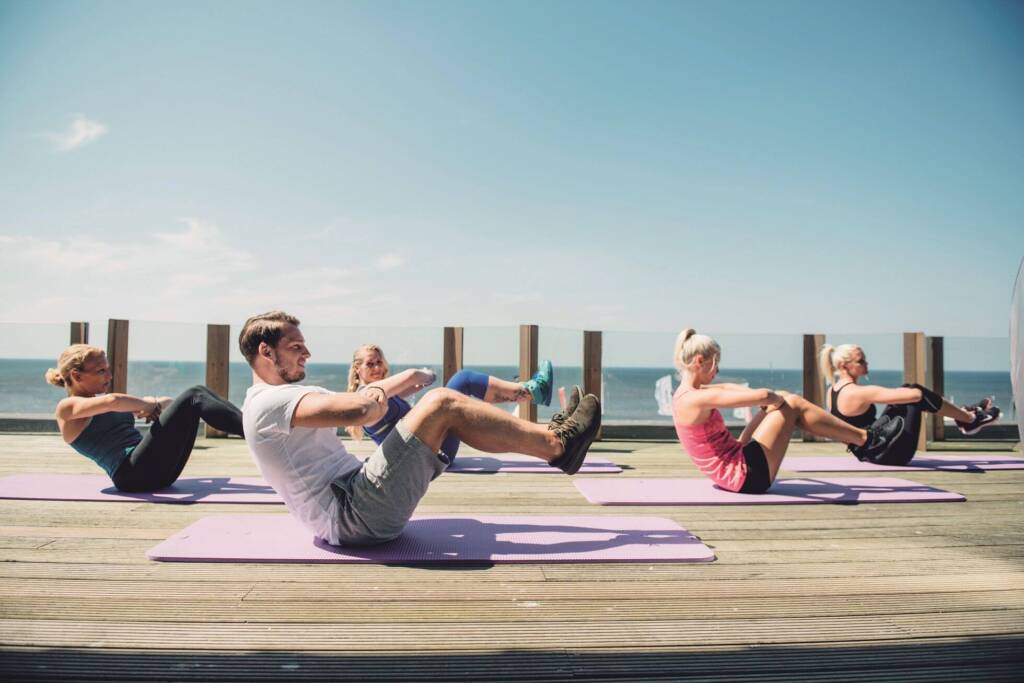 Sportkurse auf der Terrasse des Sportcenters in Westerland