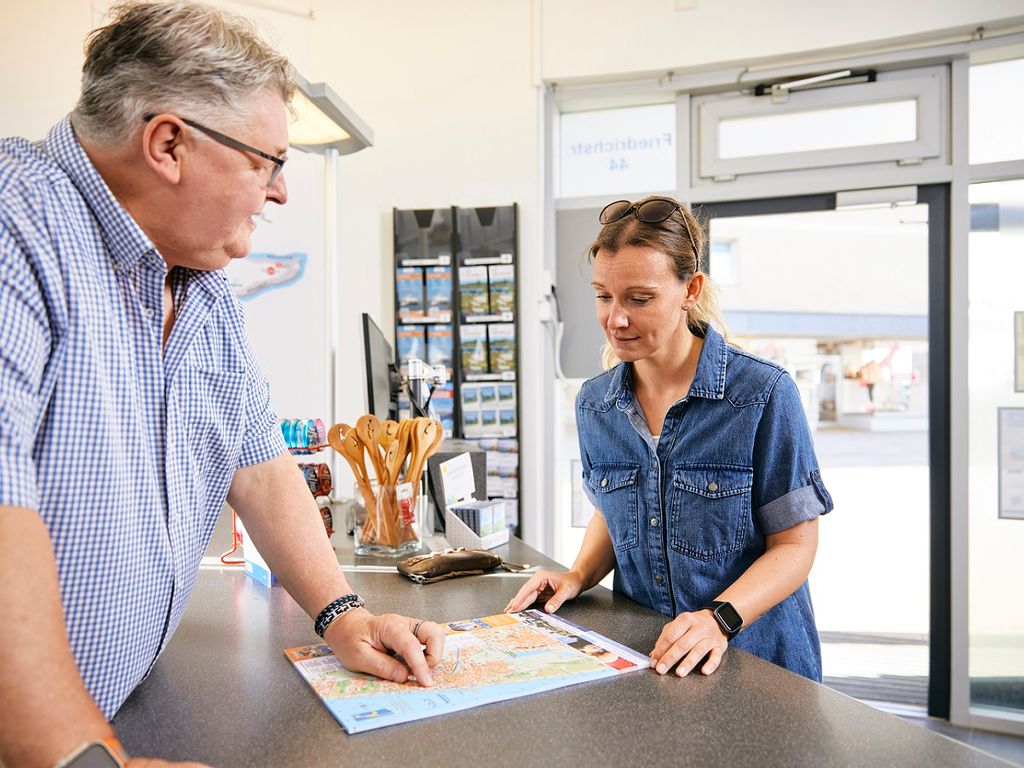 Beratungssgespräch im Info-Center Westerland
