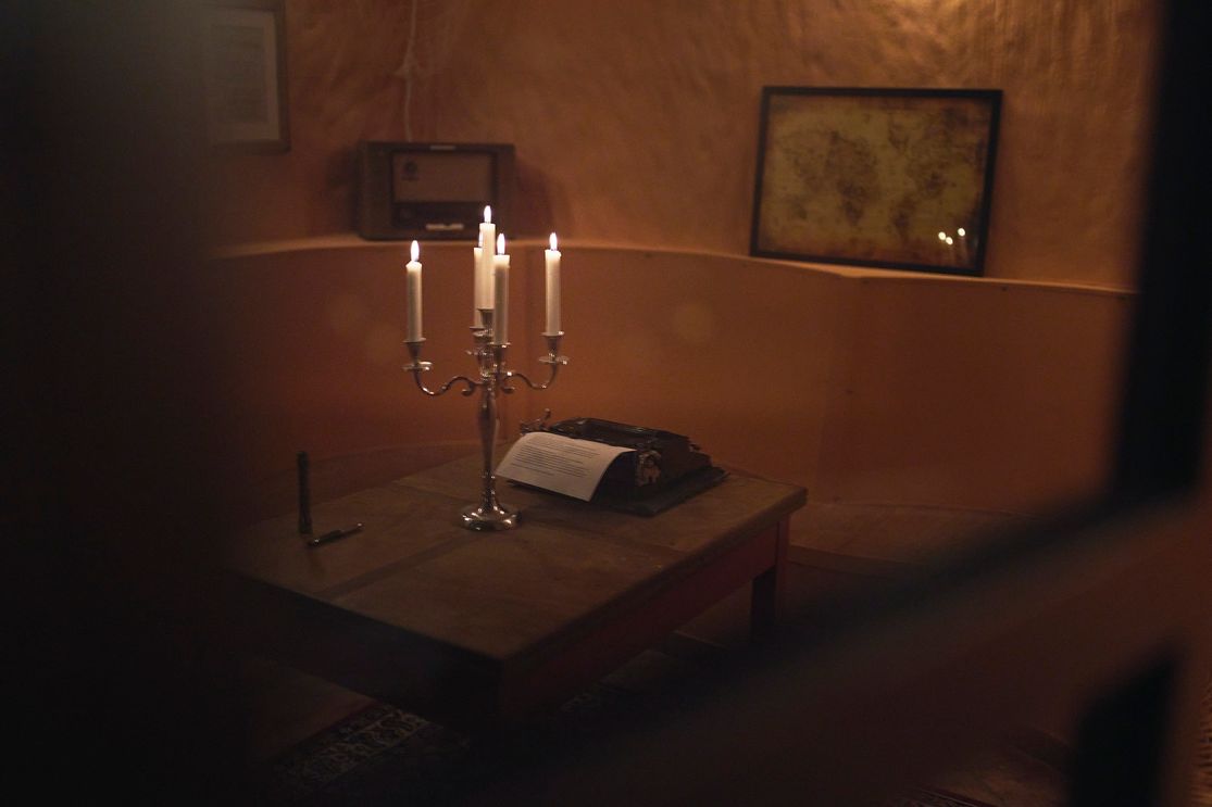 Nostalgische Schreibmaschine steht neben einem Kerzenleuchter auf einem Tisch