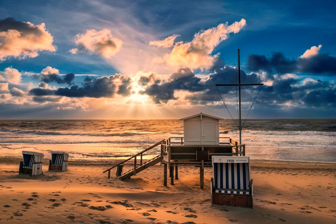 Rettungsschwimmerstand und Strandkorb am Westerländer Weststrand im Sonnenuntergang