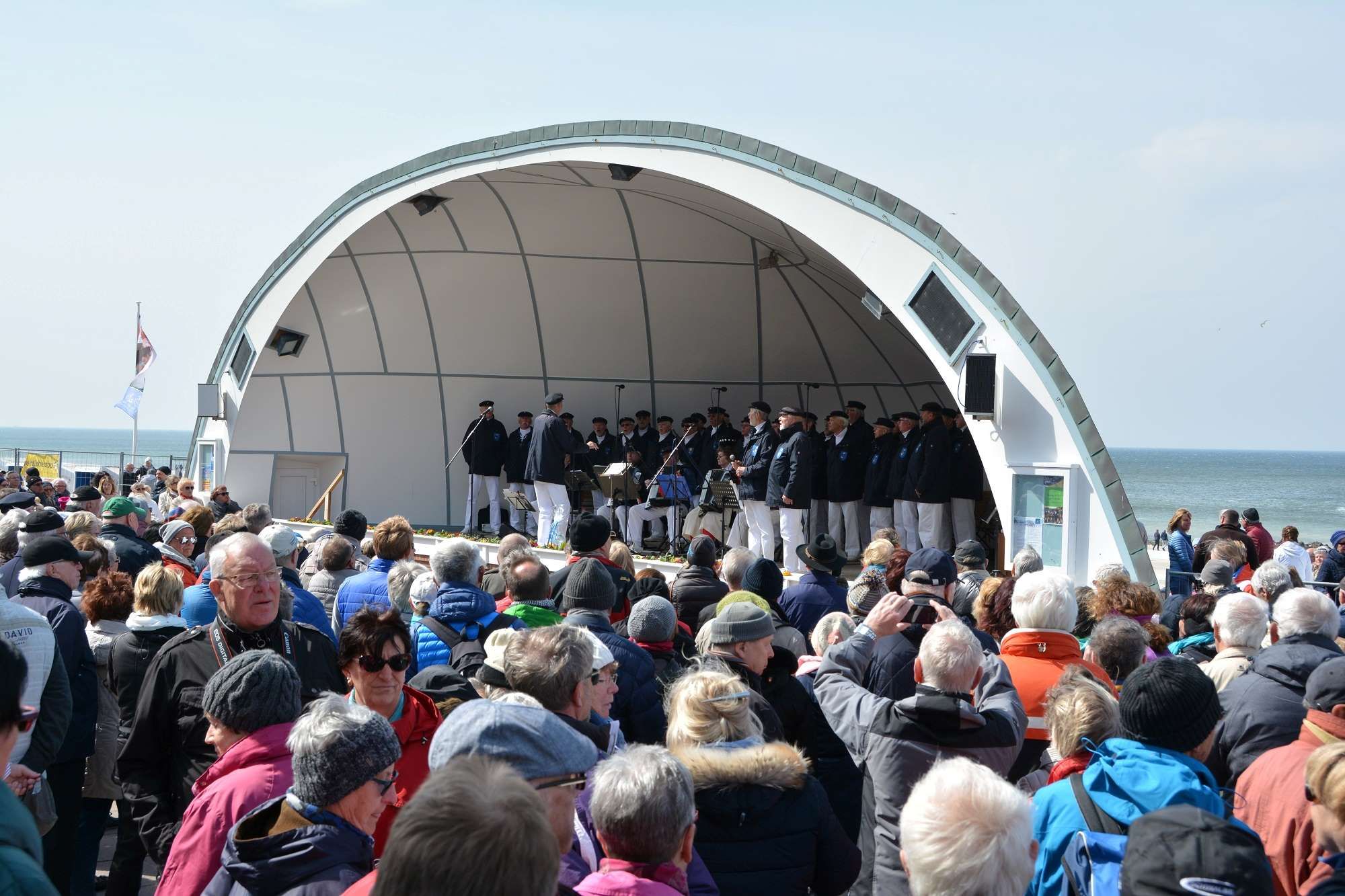 Der Sylter Shanty Chor singt in der Musikmuschel auf der Westerländer Promenade