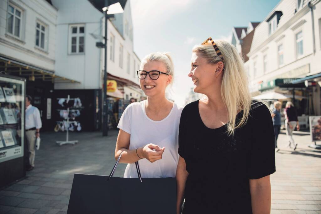 Zwei junge Frauen shoppen in der Friedrichstr.
