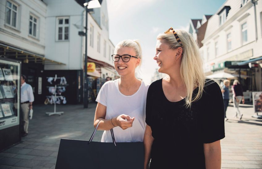 Zwei junge Frauen shoppen in der Friedrichstr.
