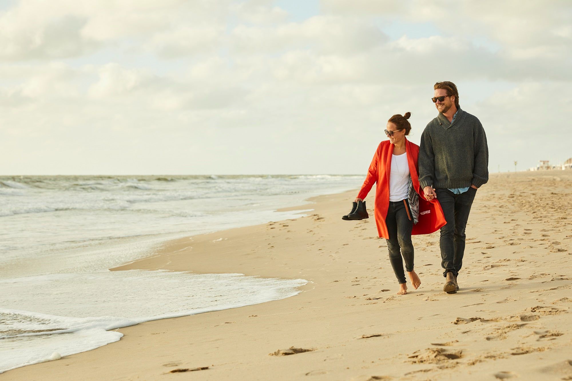 Spazierendes Paar, Mann und Frau, am Flutsaum auf Sylt