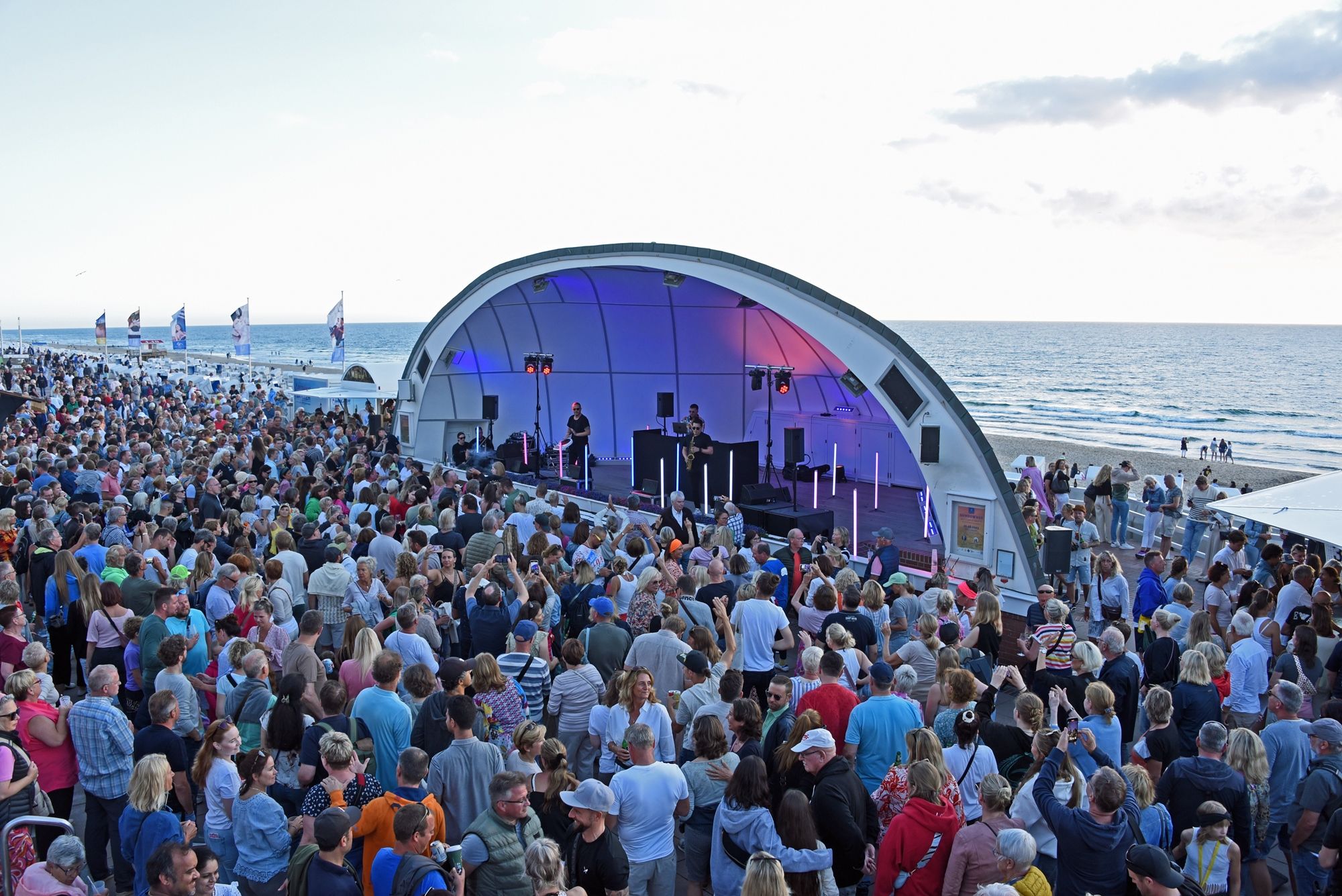 DJ, Saxophonist und Percussionist beim Sundowner Rhythm & Beats in der Westerländer Musikmuschel