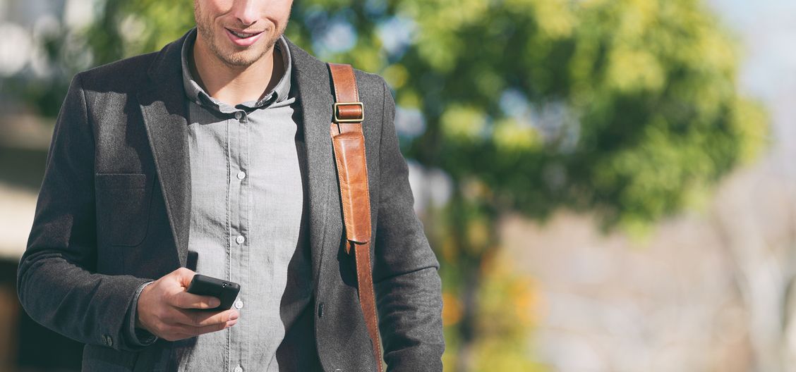 Mann mit Smartphone draußen
