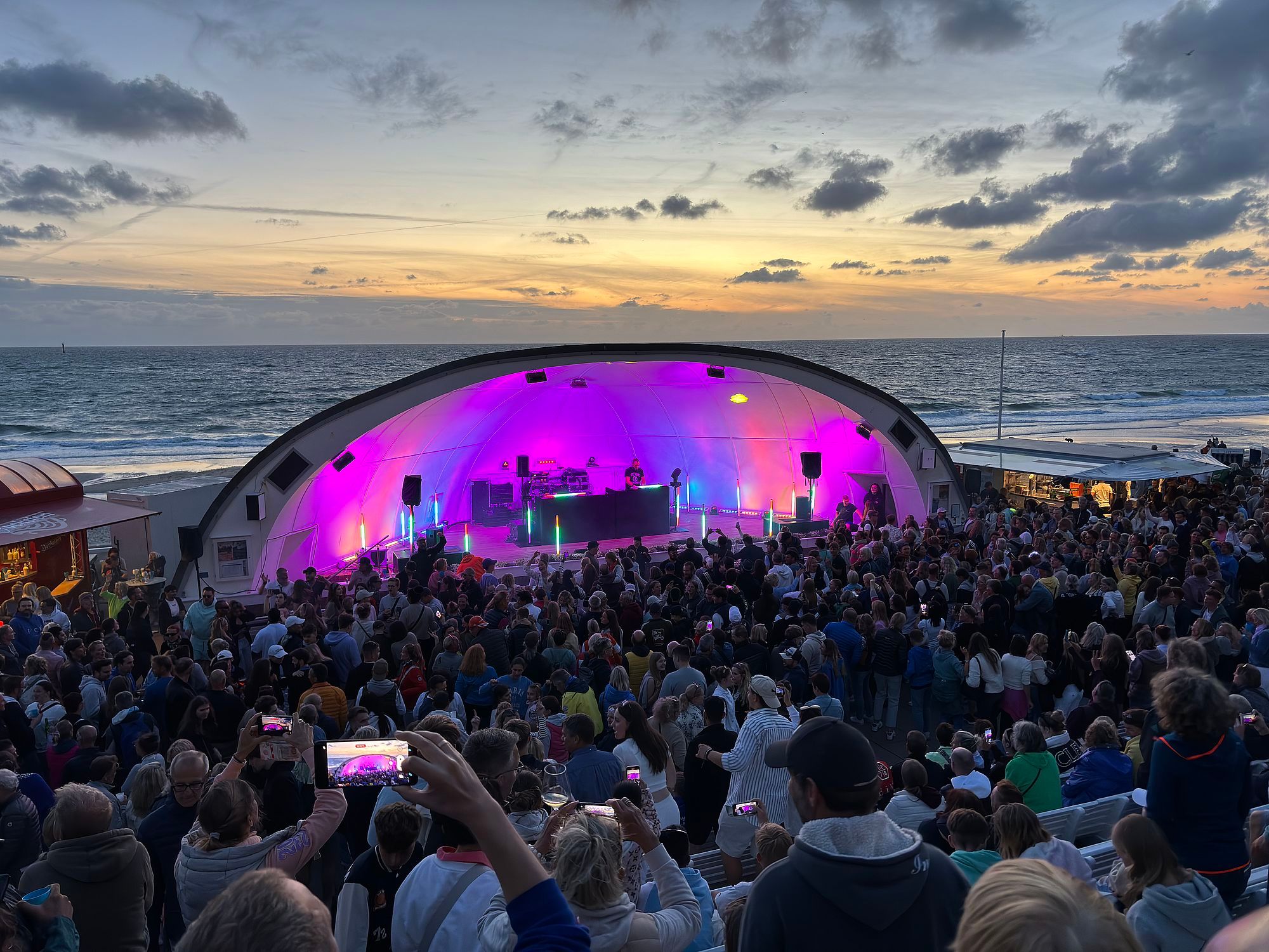 Blick auf die beleuchtete Bühne beim Sundowner Event