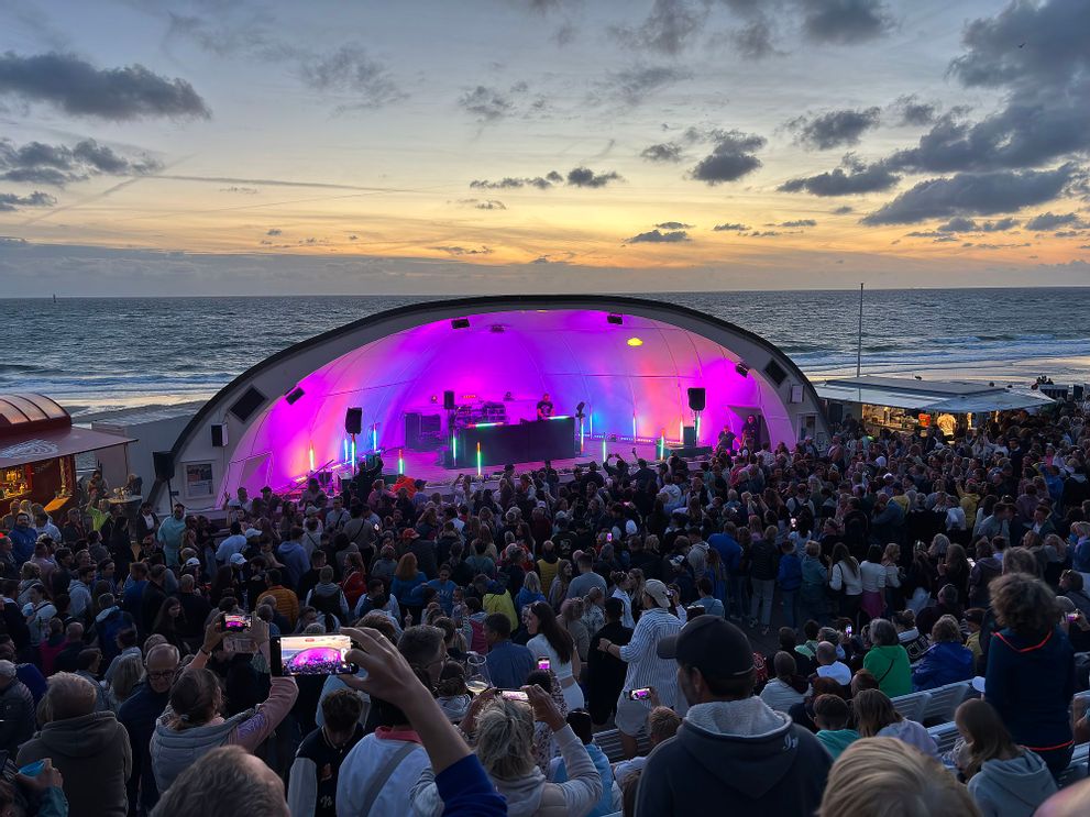 Blick auf die beleuchtete Bühne beim Sundowner Event