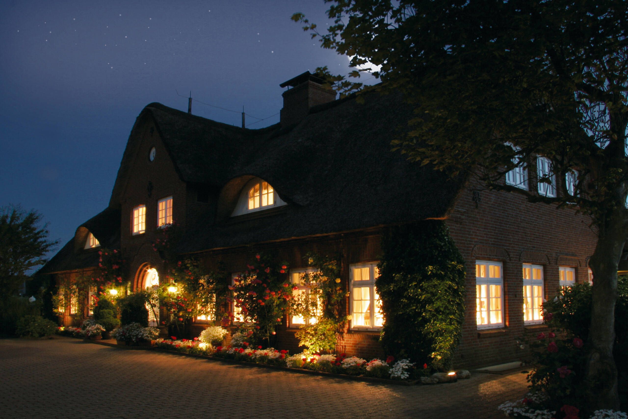 Restaurant JM außen bei Nacht in Westerland