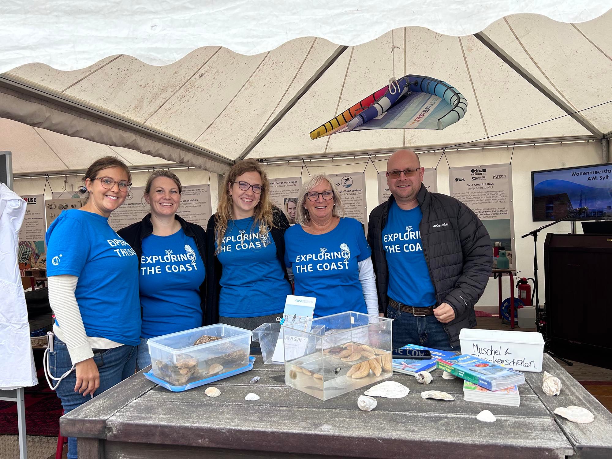 Mitarbeiter des AWI im Nachhaltigkeitszelt auf dem Windsurf World Cup Sylt
