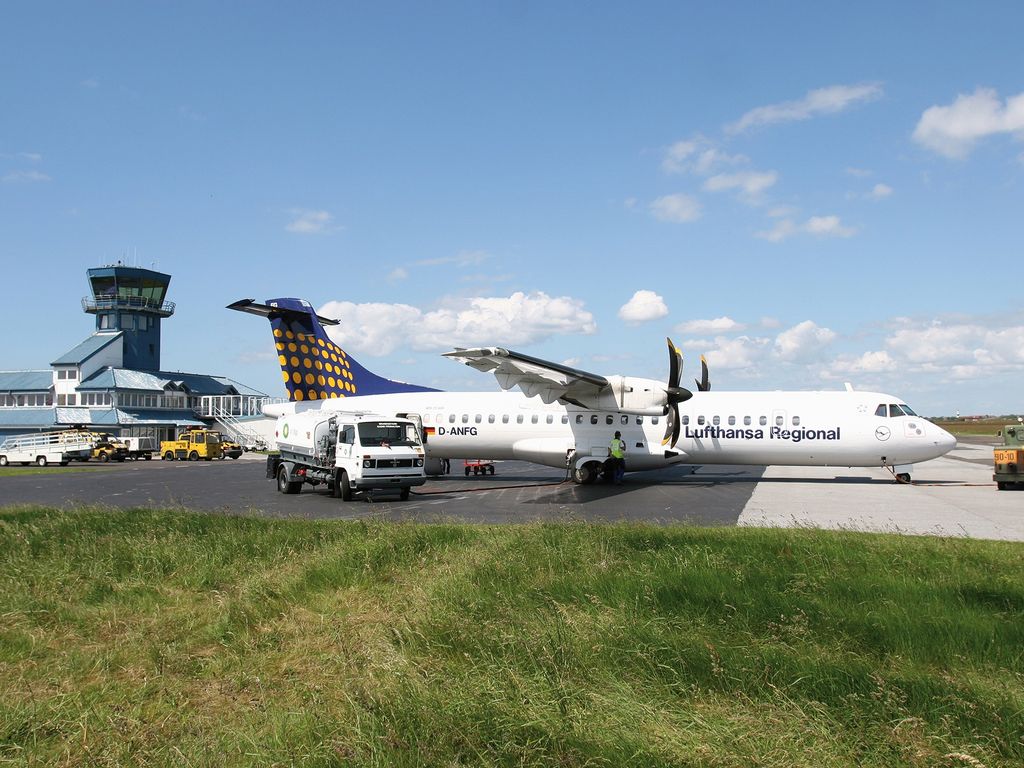 Lufthansa Flugzeug vor dem Sylter Flughafenterminal