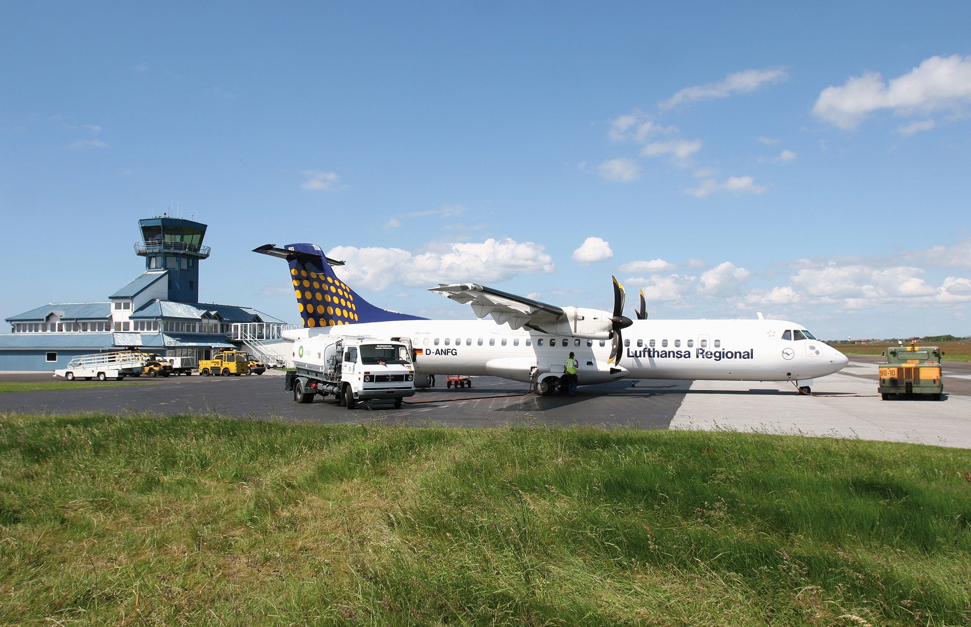 Lufthansa Flugzeug vor dem Sylter Flughafenterminal