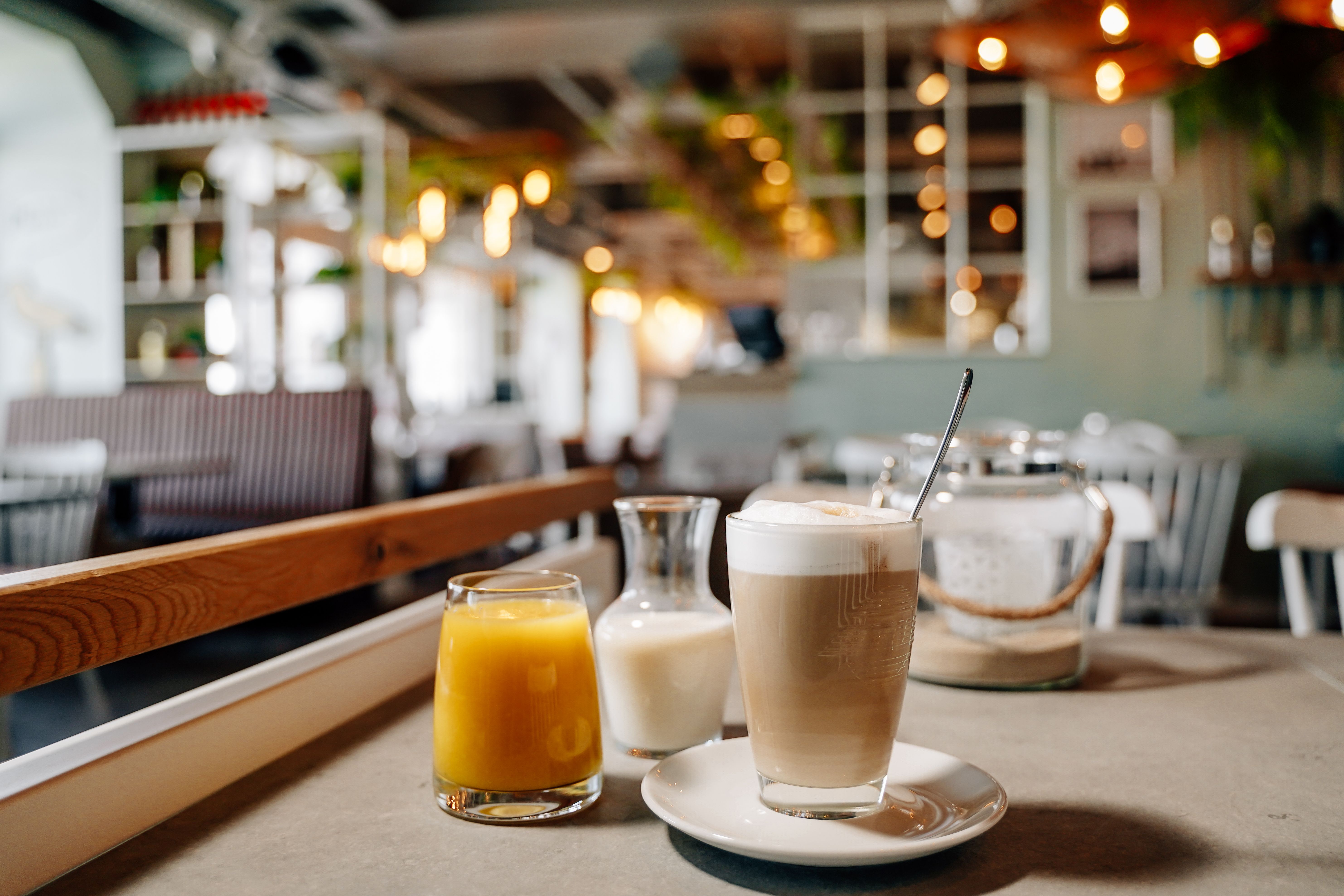 Friends am Strand in Westerland Tisch