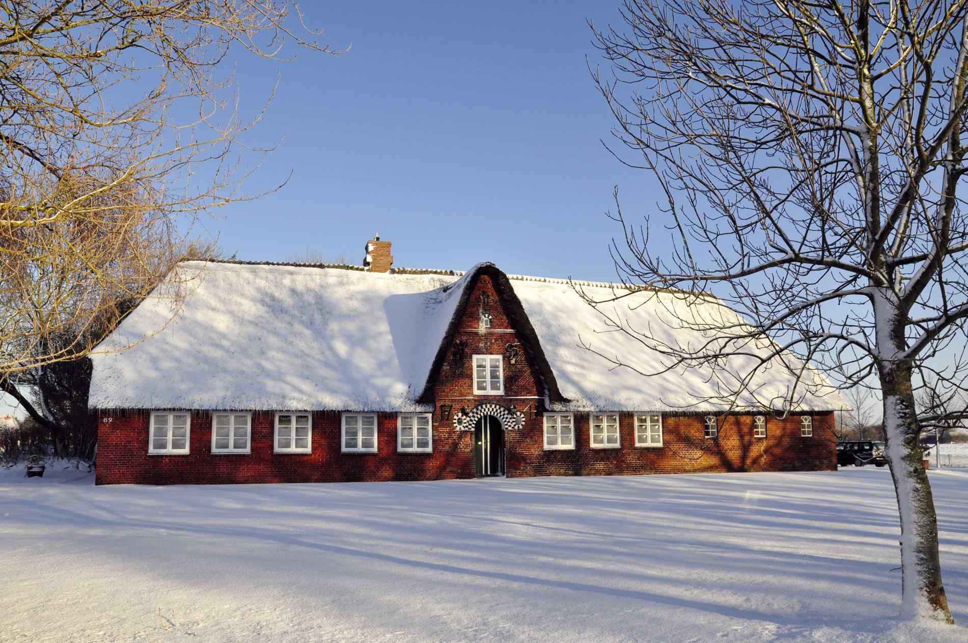 Reetdachhaus im Schnee