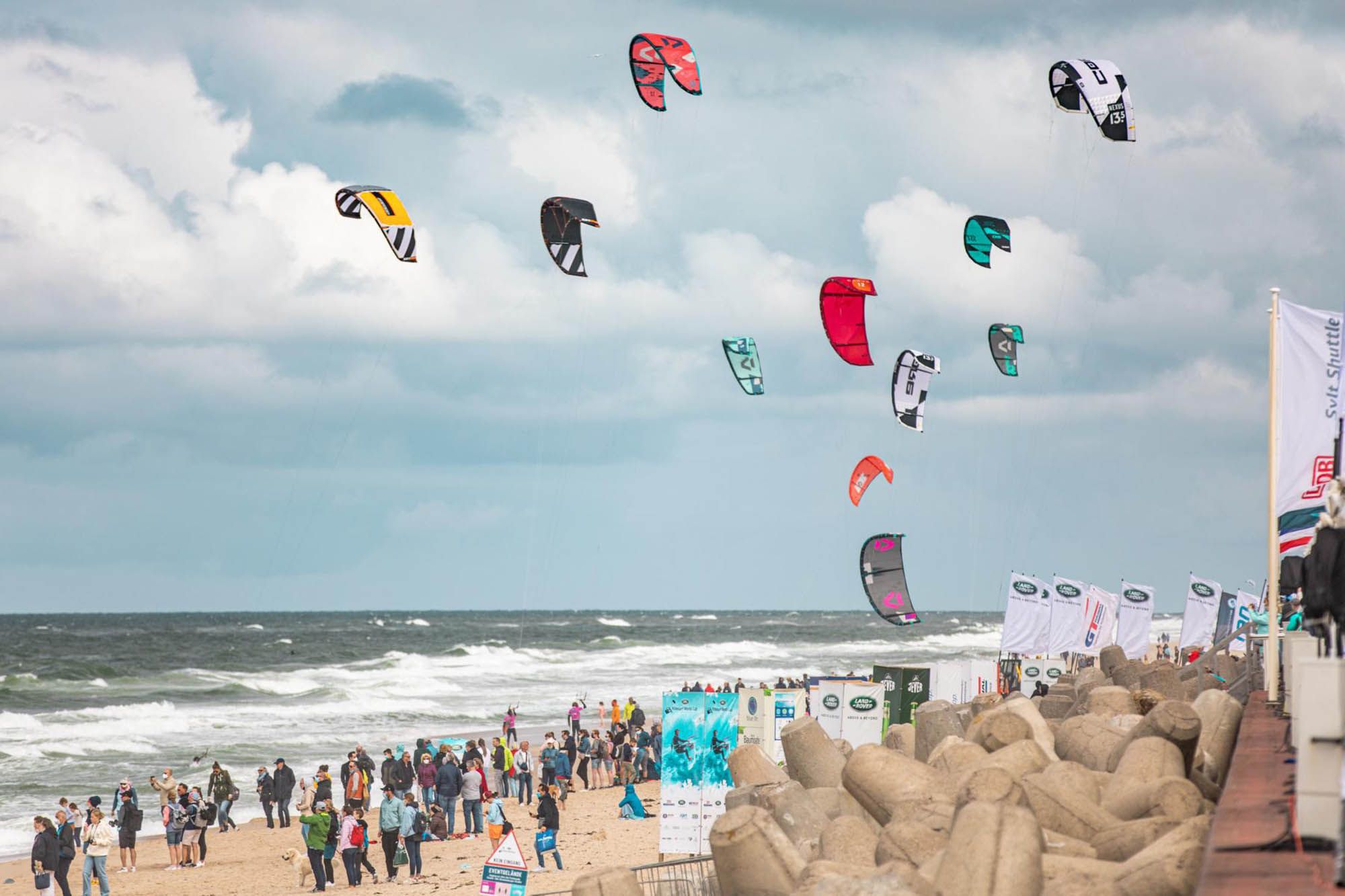 Kitsegel am Strand beim Kitesurf World Cup Sylt
