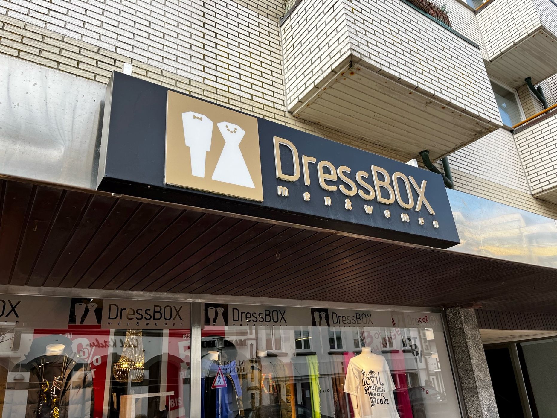 Dressbox Laden außen