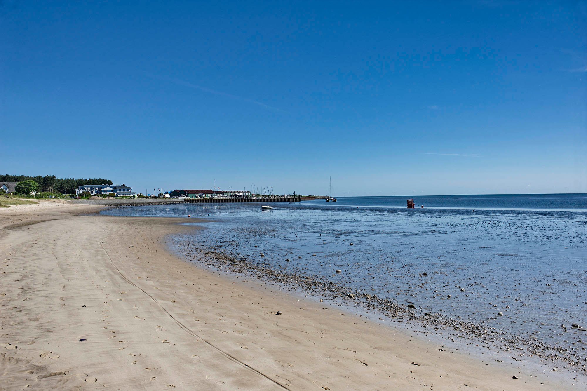 Wattenmeer in Munkmarsch mit Blick auf den Hafen