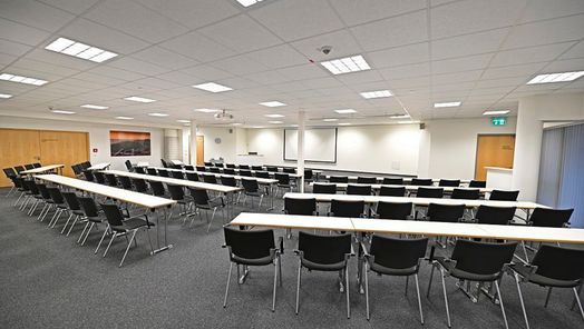 Raum Andreas Dirks in Westerland parlamentarisch bestuhlt