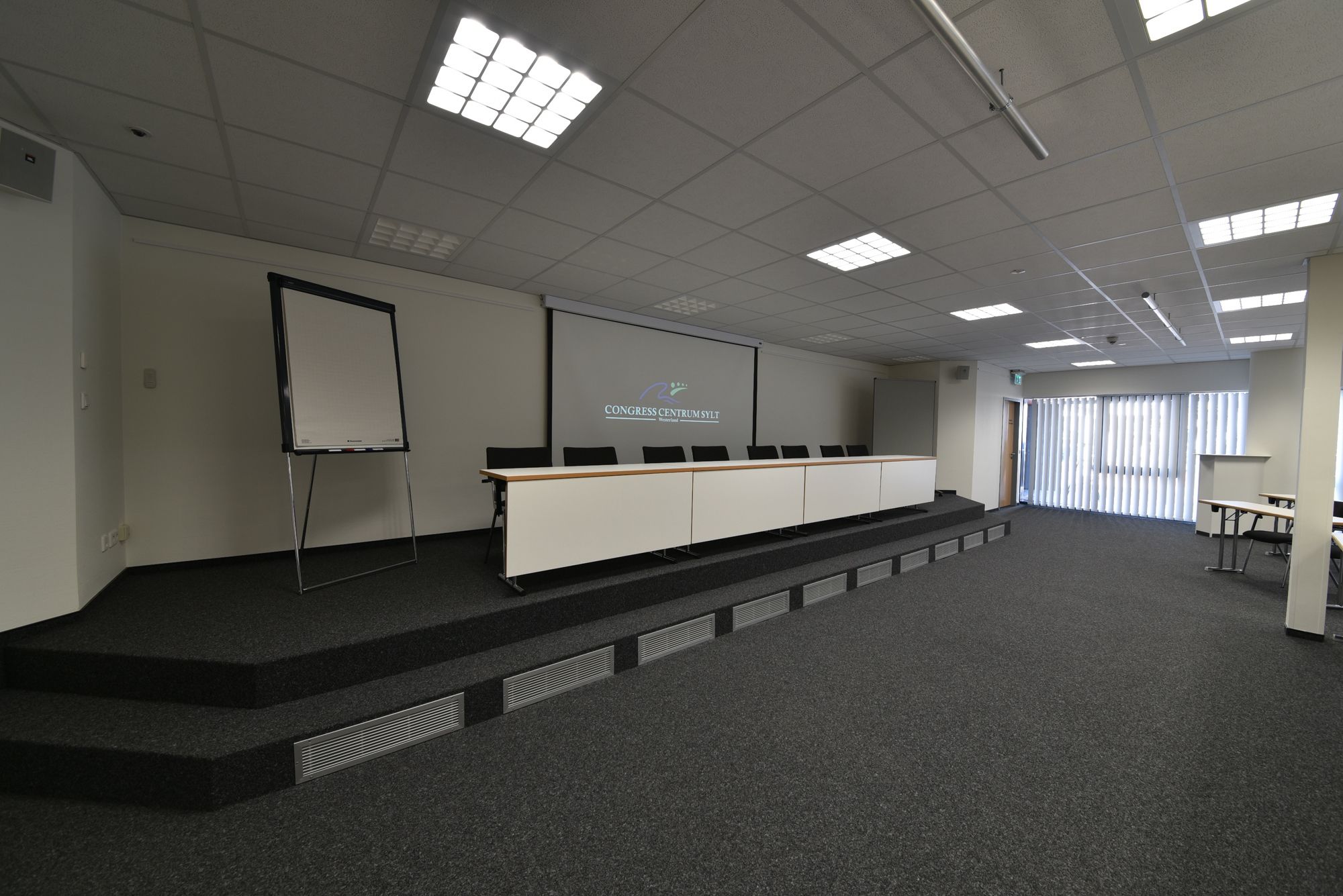 Raum Andreas Dirks in Westerland - Podest und Raum parlamentarisch bestuhlt