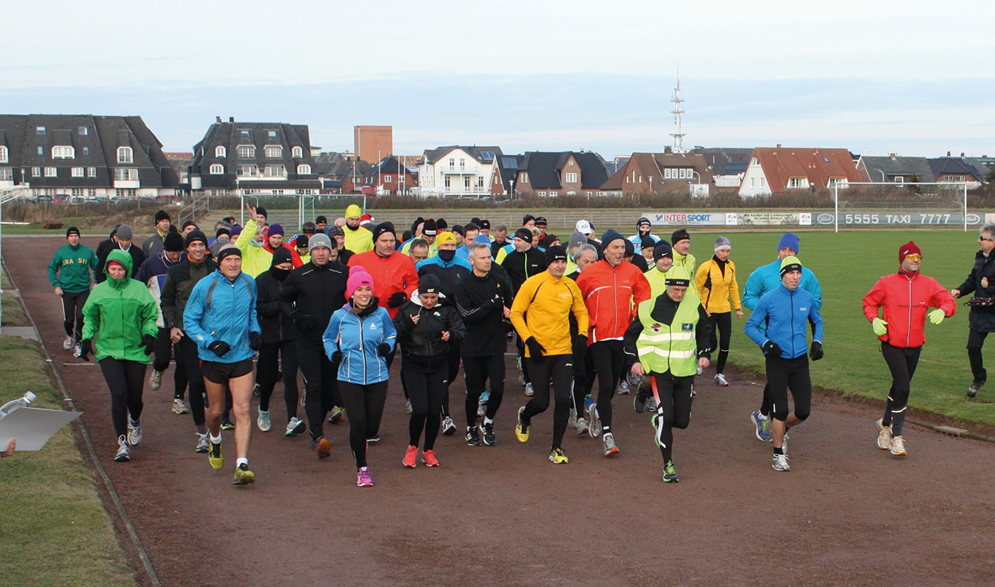 Läufer stehen für den Start des Silvesterlaufs im SyltStadion bereit